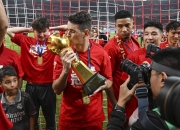 开云体育登录-包含足球明星争夺联赛冠军，某队领军夺冠在望的词条