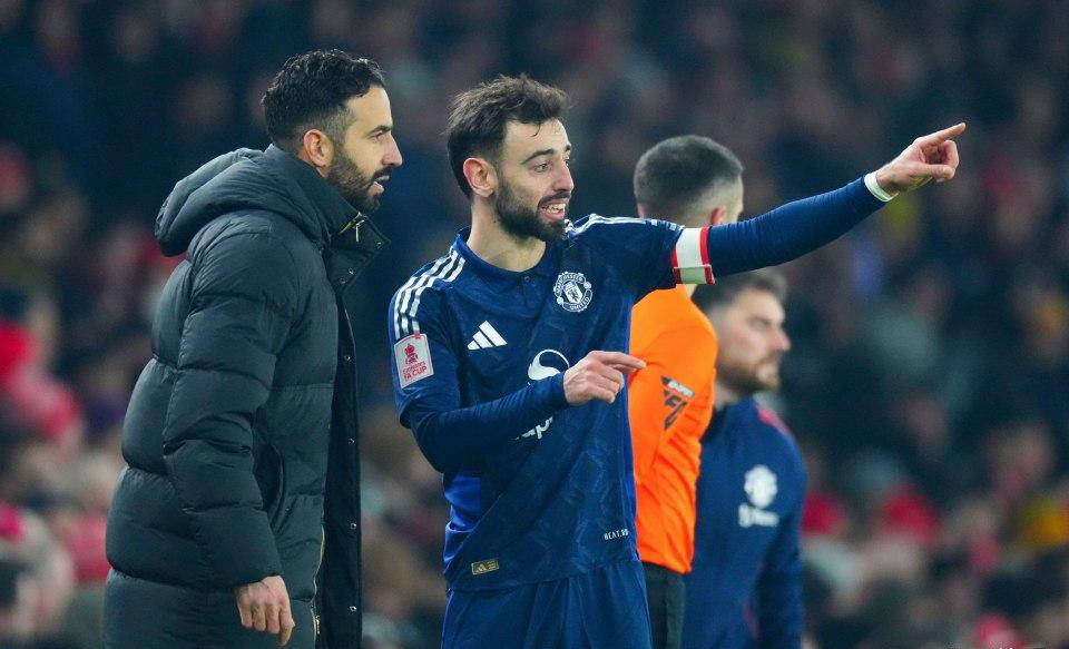 包含曼联后防线连续失误,主教练怒斥球员表现的词条 包含曼联后防线连续失误,主教练怒斥球员表现的词条