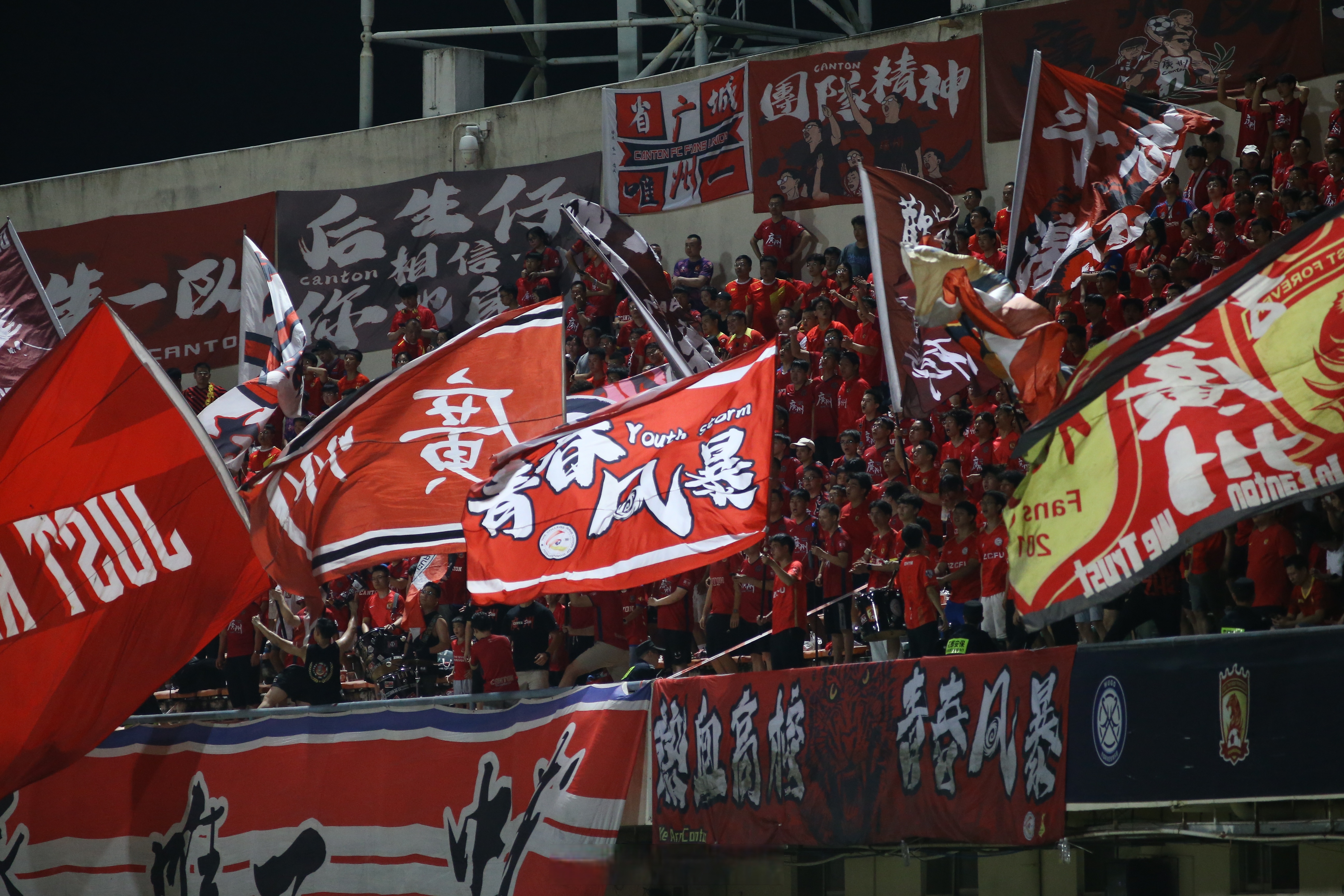 关于精彩足球联赛扣人心弦，球迷热切期待下一场比赛的信息