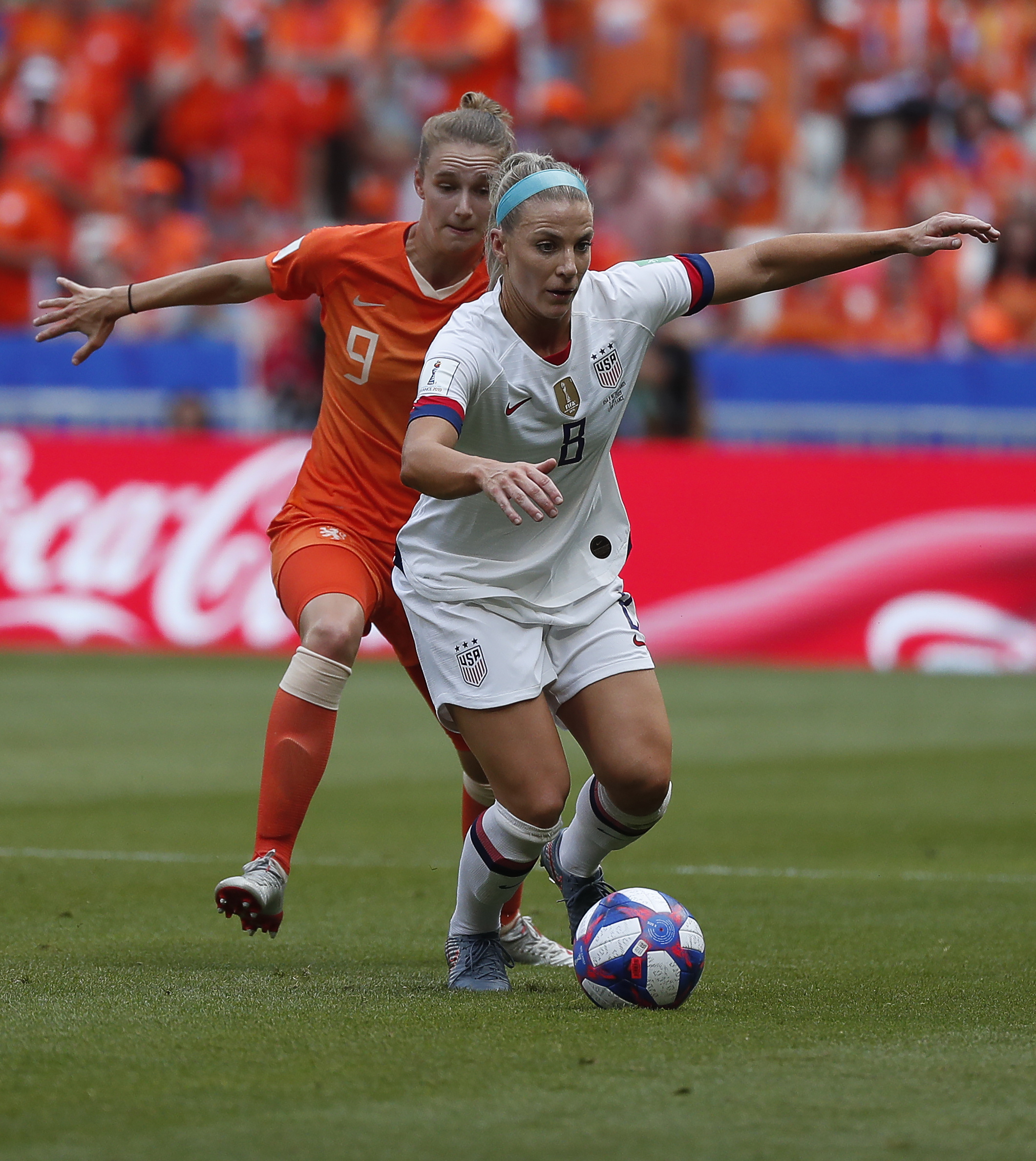 包含足球盛会令人陶醉：女队球员斗志昂扬夺冠的词条