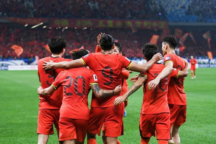 国足备战热身赛，球员状态火爆表现稳定