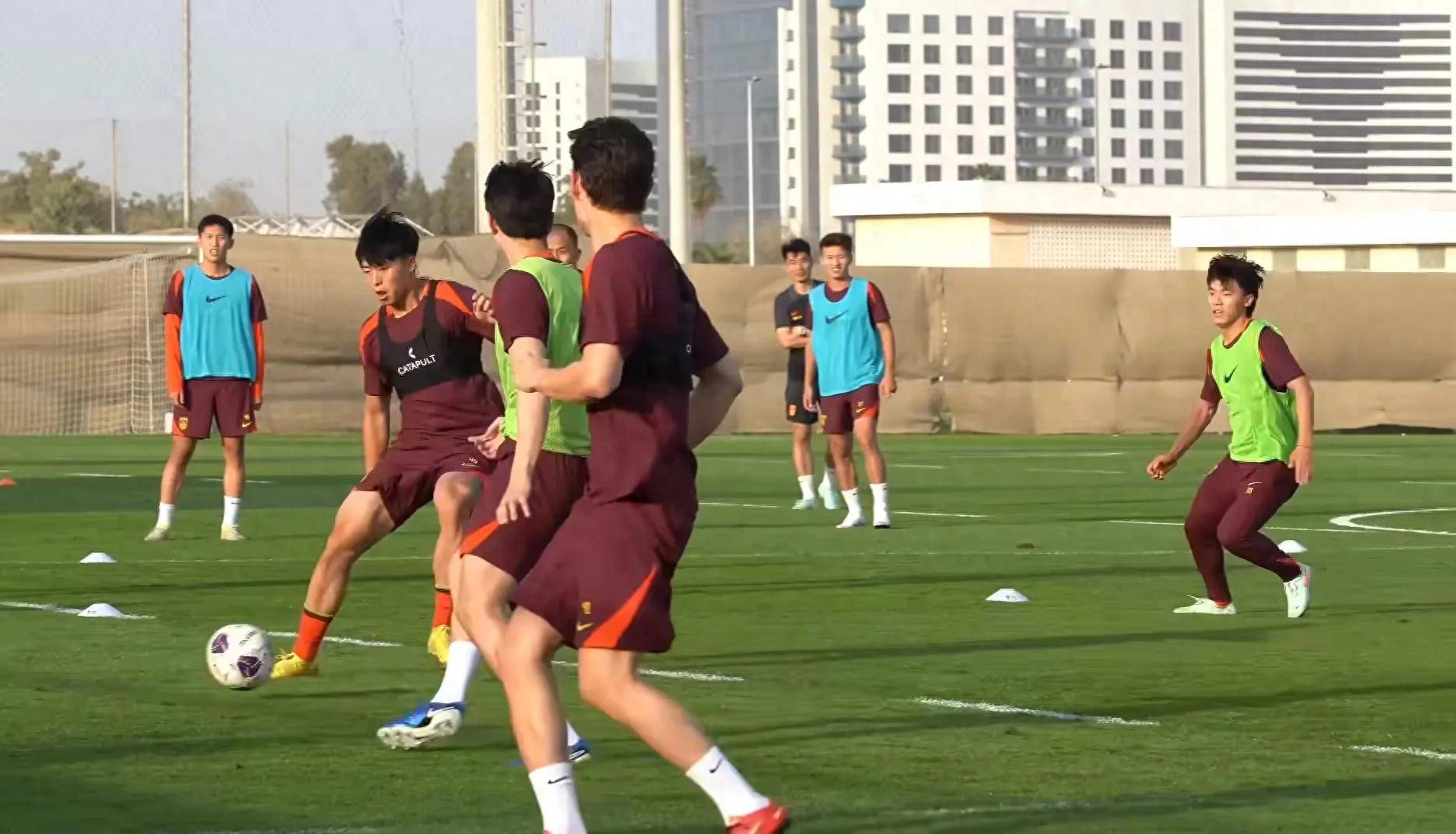 国足备战热身赛，球员状态火爆表现稳定