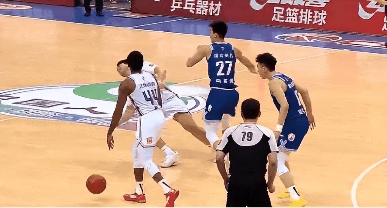 篮球赛事中出现了一场激烈的平局对决 篮球赛事中出现了一场激烈的平局对决