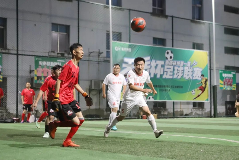 足球场上挑战接连而至，精彩纷呈
