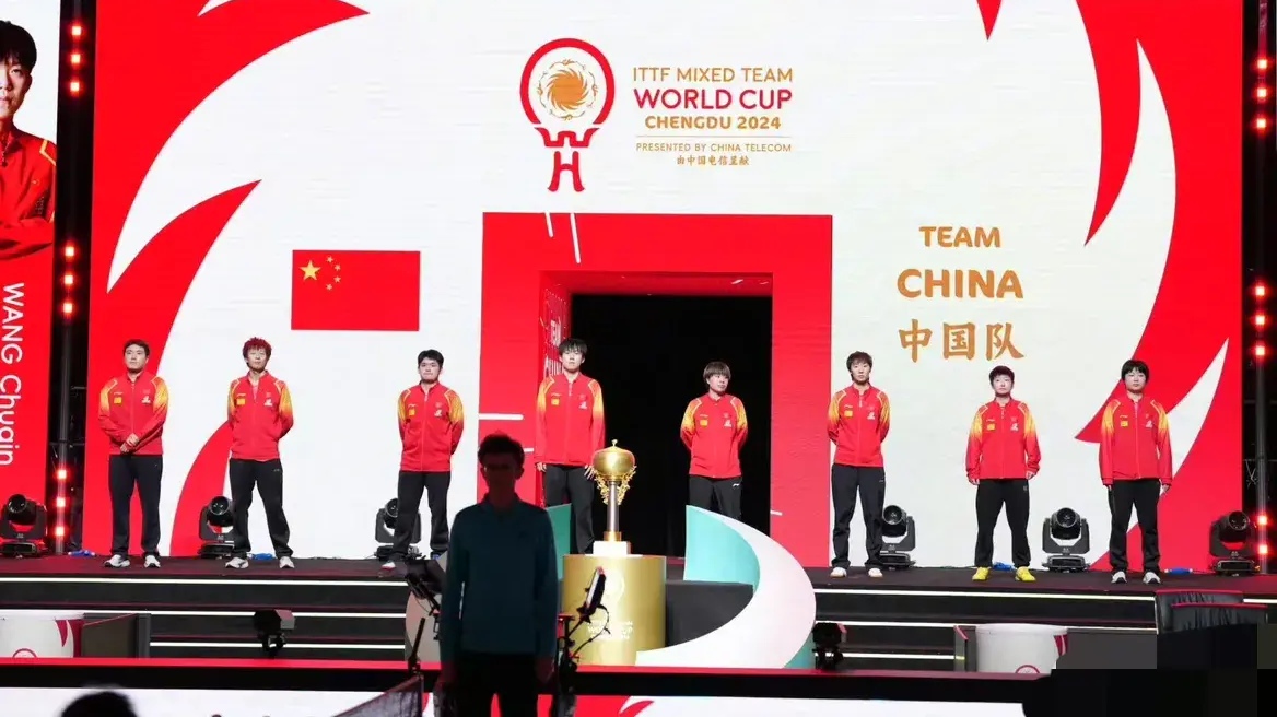 冠军球队庆功晚会欢腾动人,充满喜庆气氛的简单介绍 冠军球队庆功晚会欢腾动人,充满喜庆气氛的简单介绍