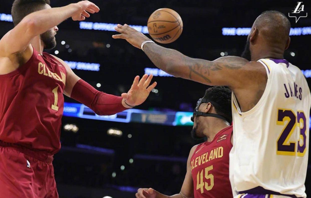 包含快船客场大胜湖人,伦纳德砍下三双表现毫无懈怠的词条 包含快船客场大胜湖人,伦纳德砍下三双表现毫无懈怠的词条