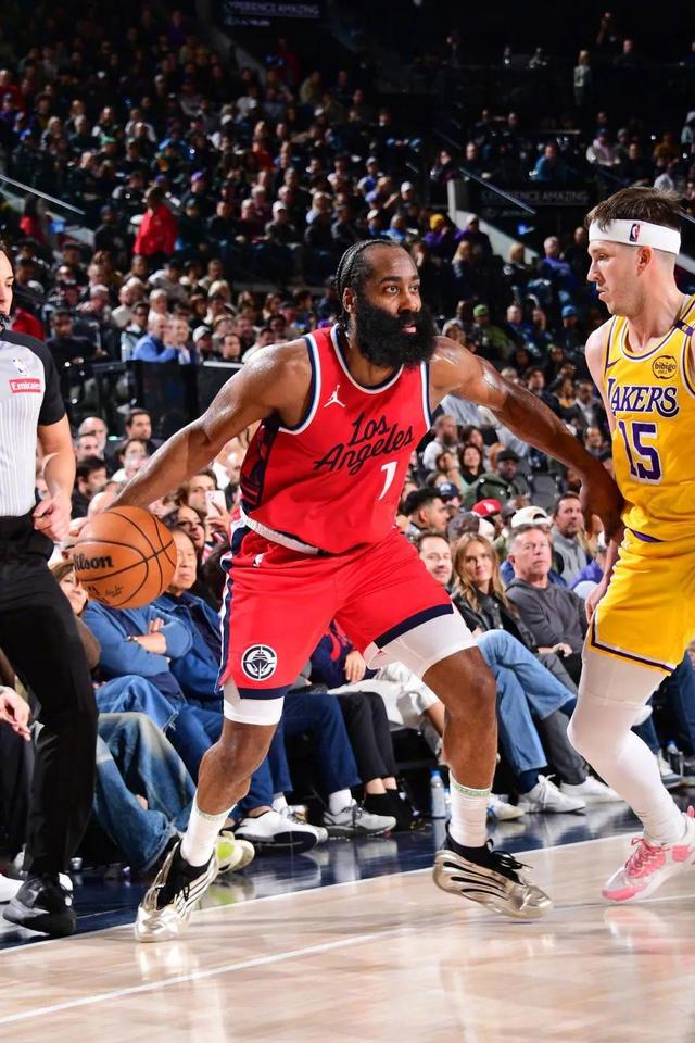 包含快船客场大胜湖人,伦纳德砍下三双表现毫无懈怠的词条 包含快船客场大胜湖人,伦纳德砍下三双表现毫无懈怠的词条