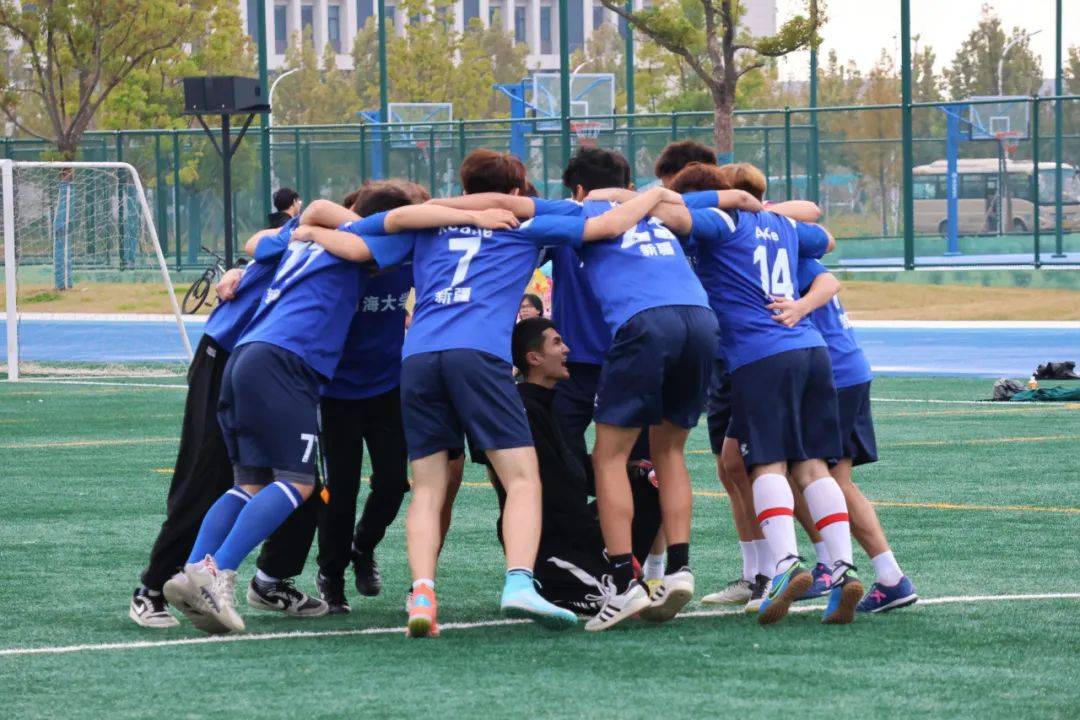 足球赛事频繁举办,球员们奋力拼搏的简单介绍 足球赛事频繁举办,球员们奋力拼搏的简单介绍