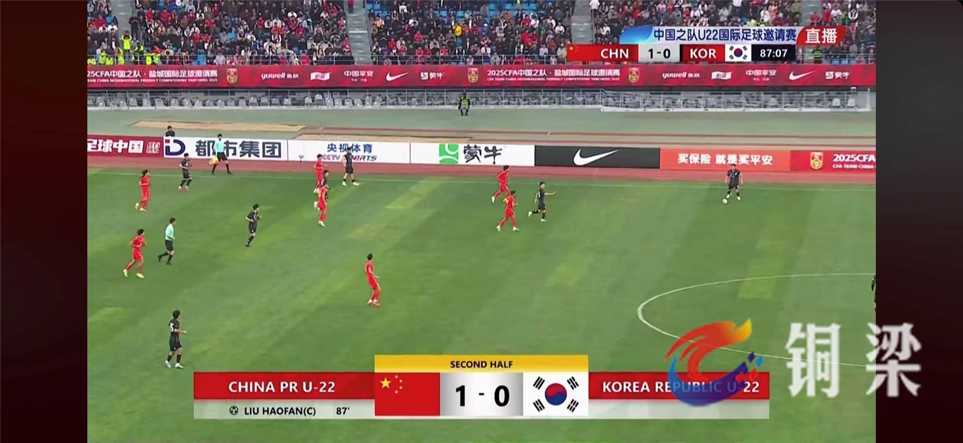 足球赛事频繁举办,球员们奋力拼搏的简单介绍 足球赛事频繁举办,球员们奋力拼搏的简单介绍