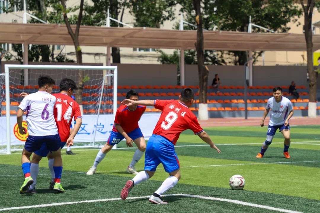 国内足球比赛场面火爆，各队斗志昂扬实力对比激烈的简单介绍