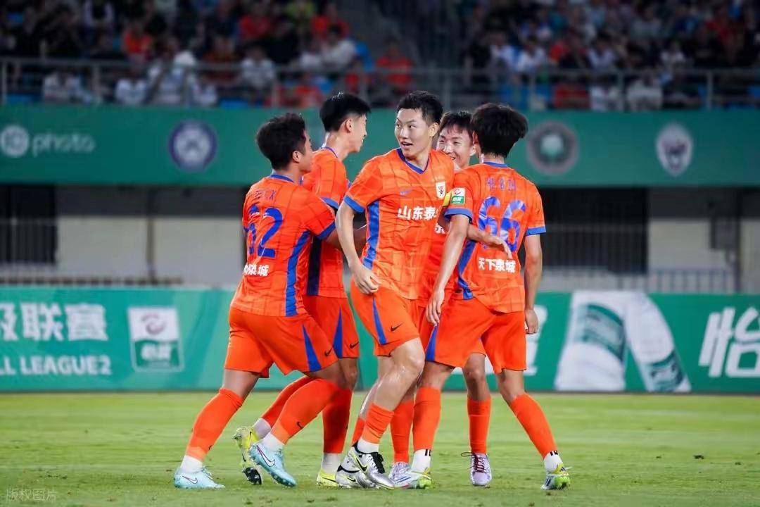 某队在比赛中展现强大实力