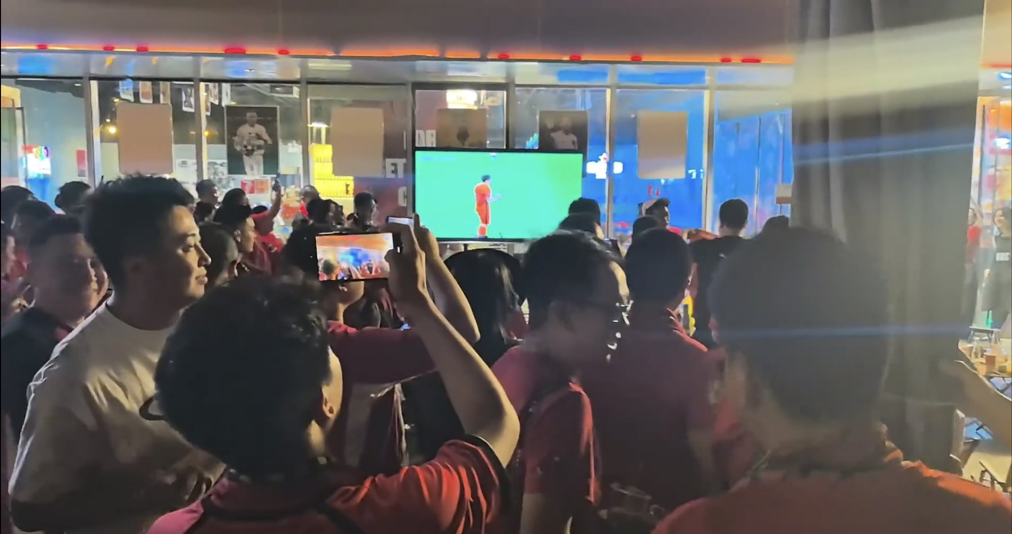 包含球场上人声鼎沸，球迷热烈振臂高呼为心爱球队呐喊的词条