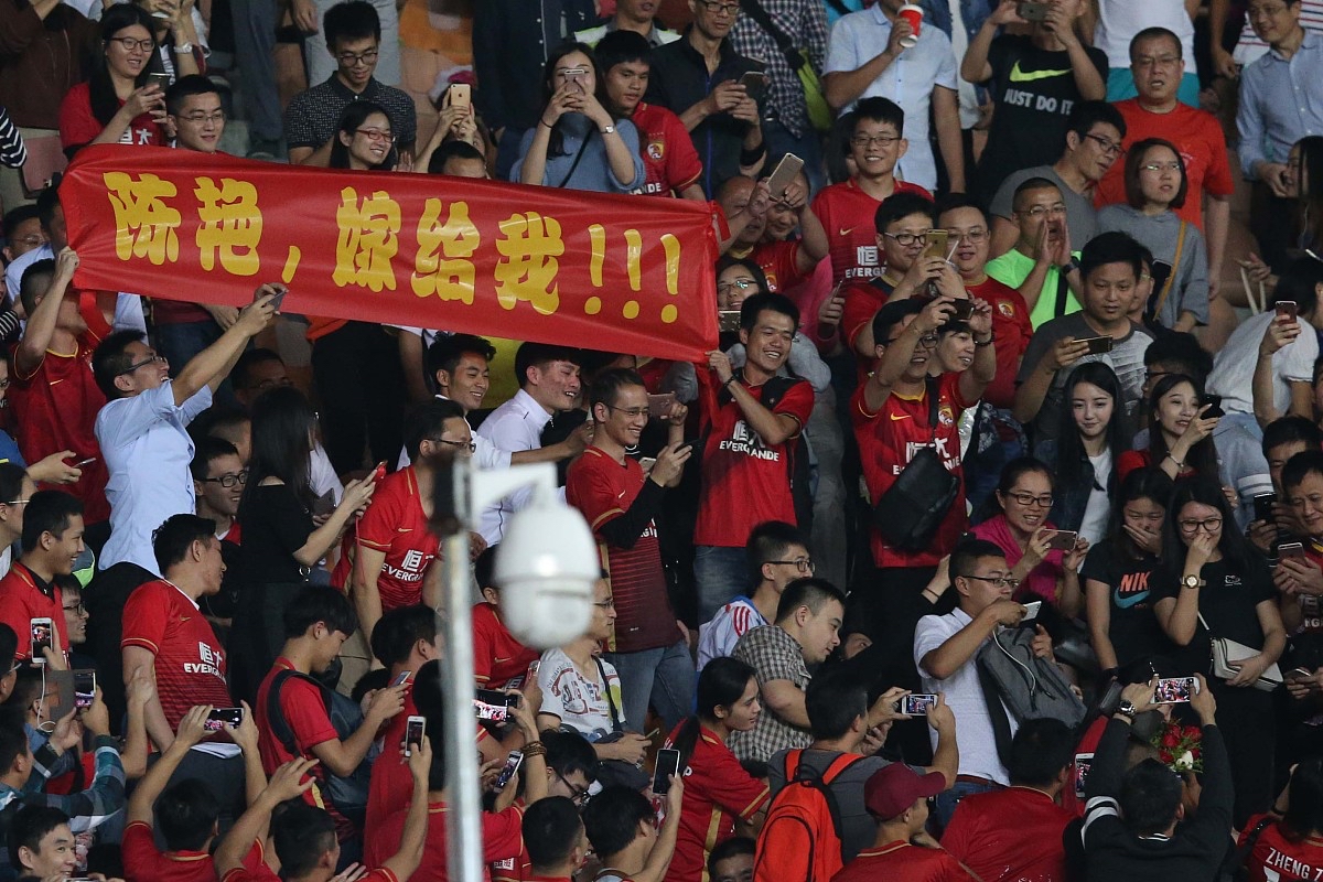 包含球场上人声鼎沸，球迷热烈振臂高呼为心爱球队呐喊的词条