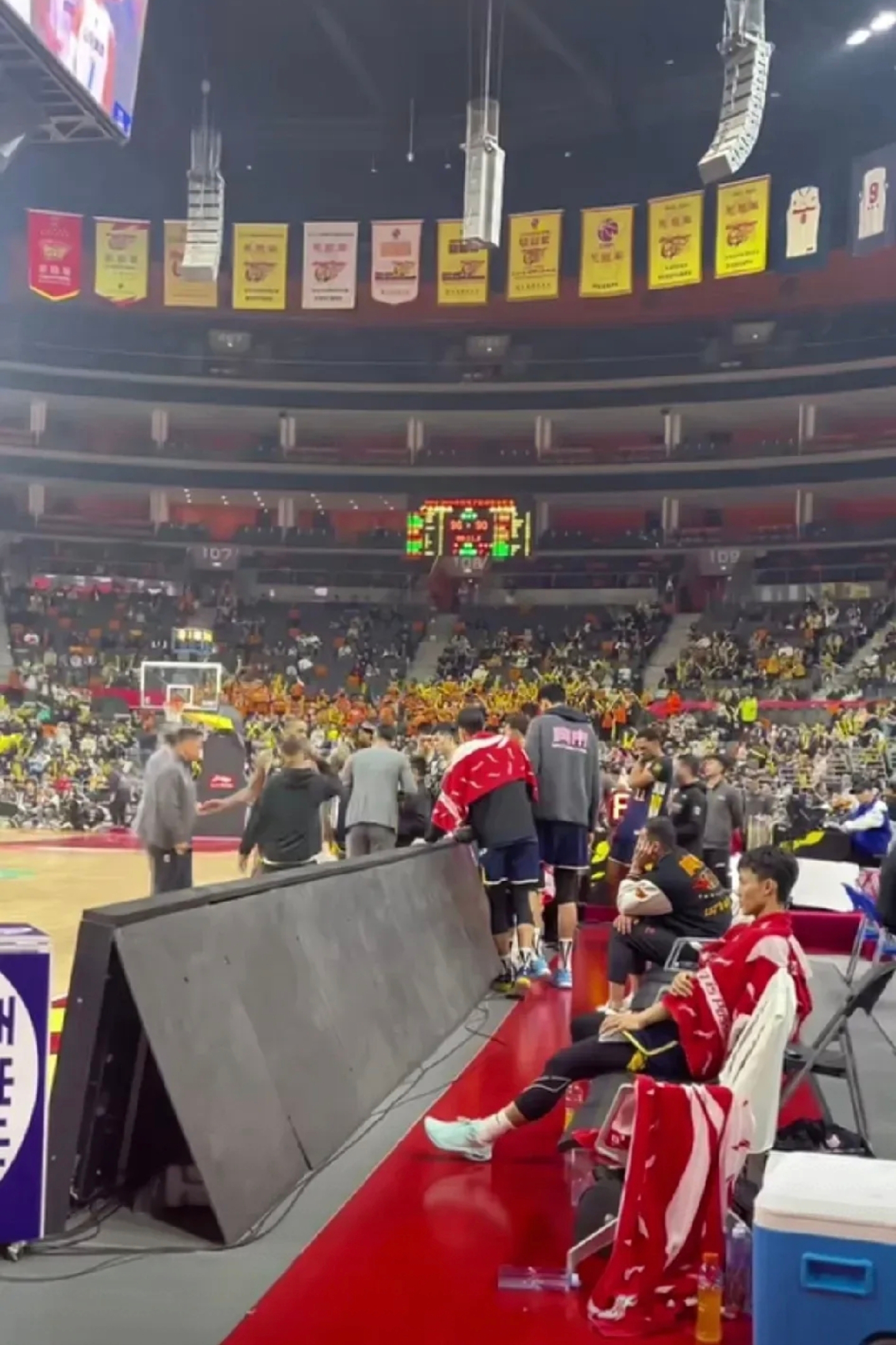 精彩比赛高潮迭起，球迷尖叫不断