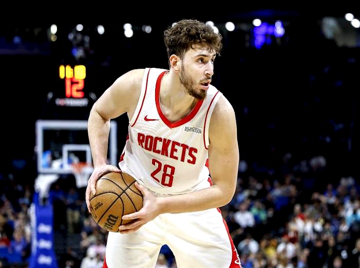 火箭队全队努力奋战，赢得宝贵胜利