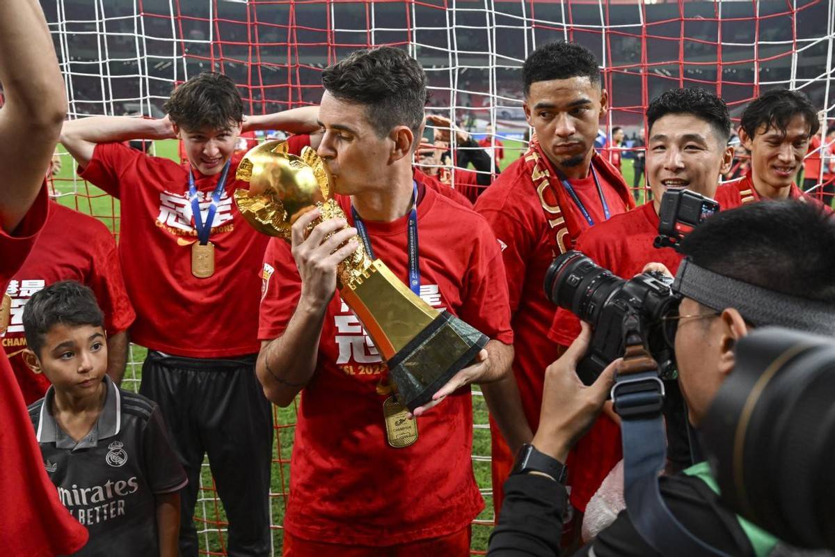 包含足球明星争夺联赛冠军,某队领军夺冠在望的词条 包含足球明星争夺联赛冠军,某队领军夺冠在望的词条