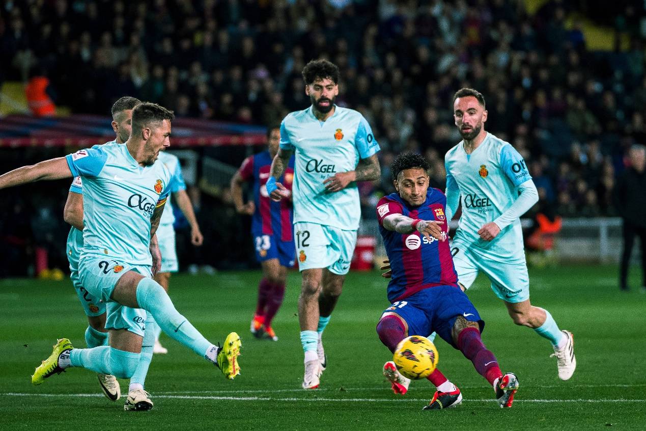 巴萨中场控球如神,掌握比赛节奏 巴萨中场控球如神,掌握比赛节奏