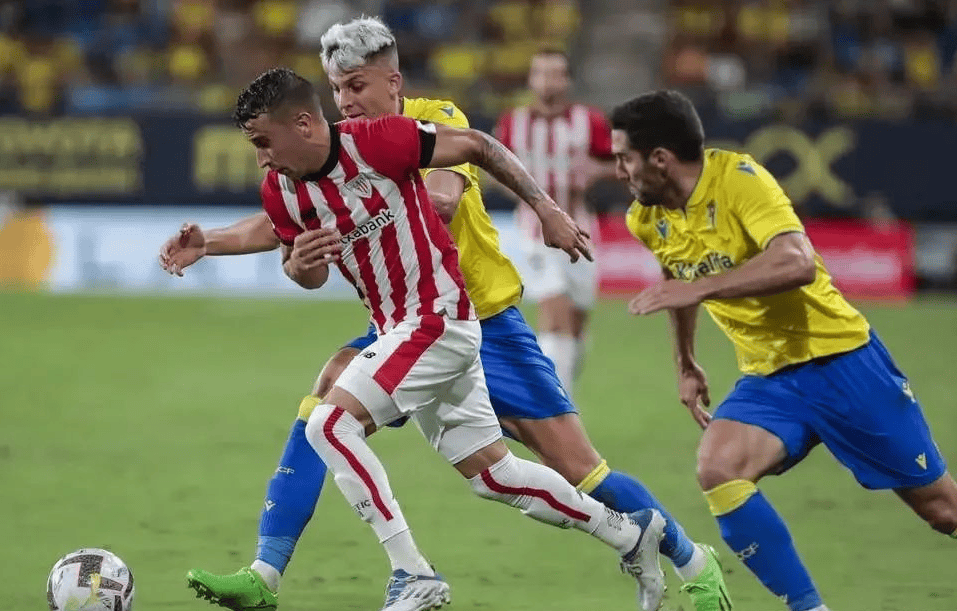 里尔在比赛中表现出色,击败对手 里尔在比赛中表现出色,击败对手