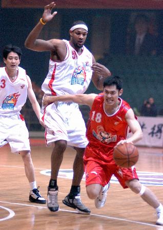 真实联赛中球员个人技术突破频现 真实联赛中球员个人技术突破频现