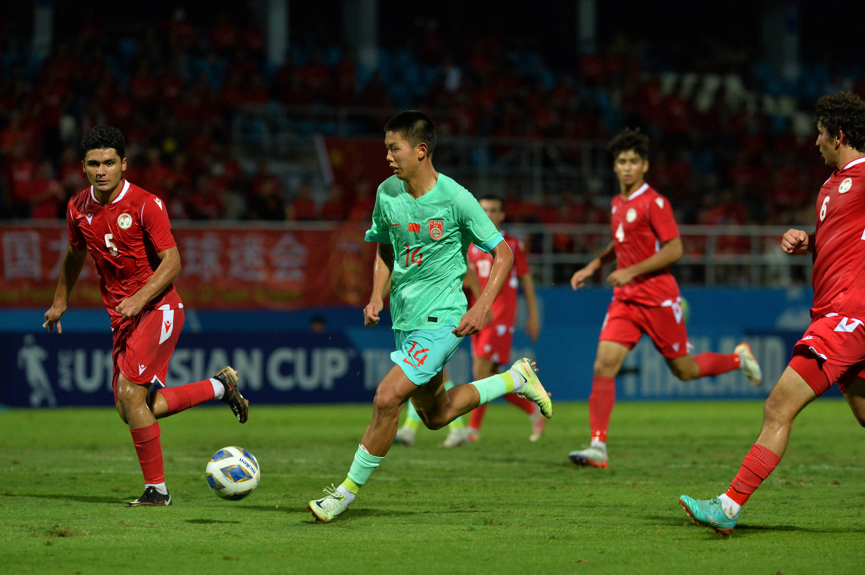 球员们备战，为了亚洲足球荣誉而战