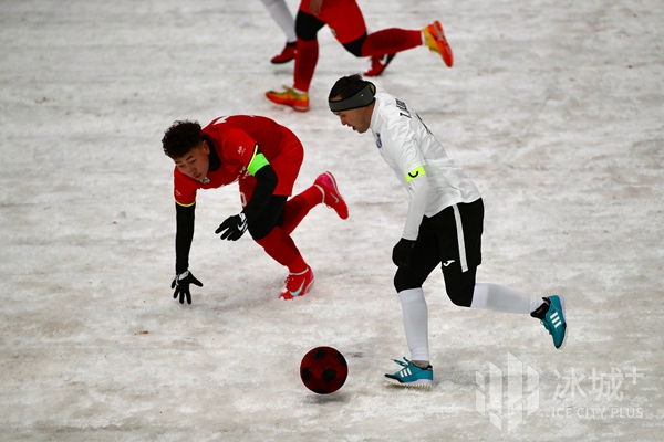 击败对手,球队在足球比赛中表现出色 击败对手,球队在足球比赛中表现出色