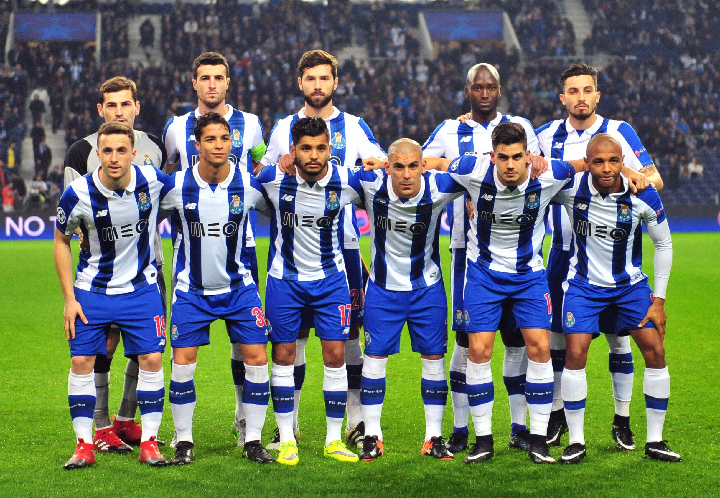 击败对手,球队在足球比赛中表现出色 击败对手,球队在足球比赛中表现出色