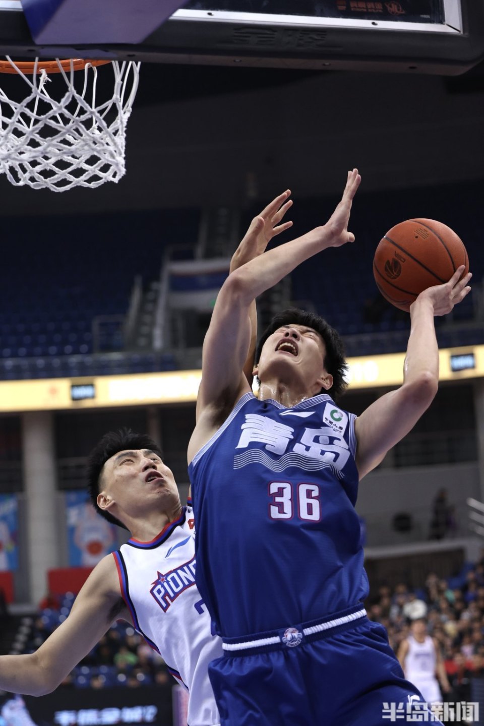 关于青岛男篮在场上奋力作战取得胜利的信息