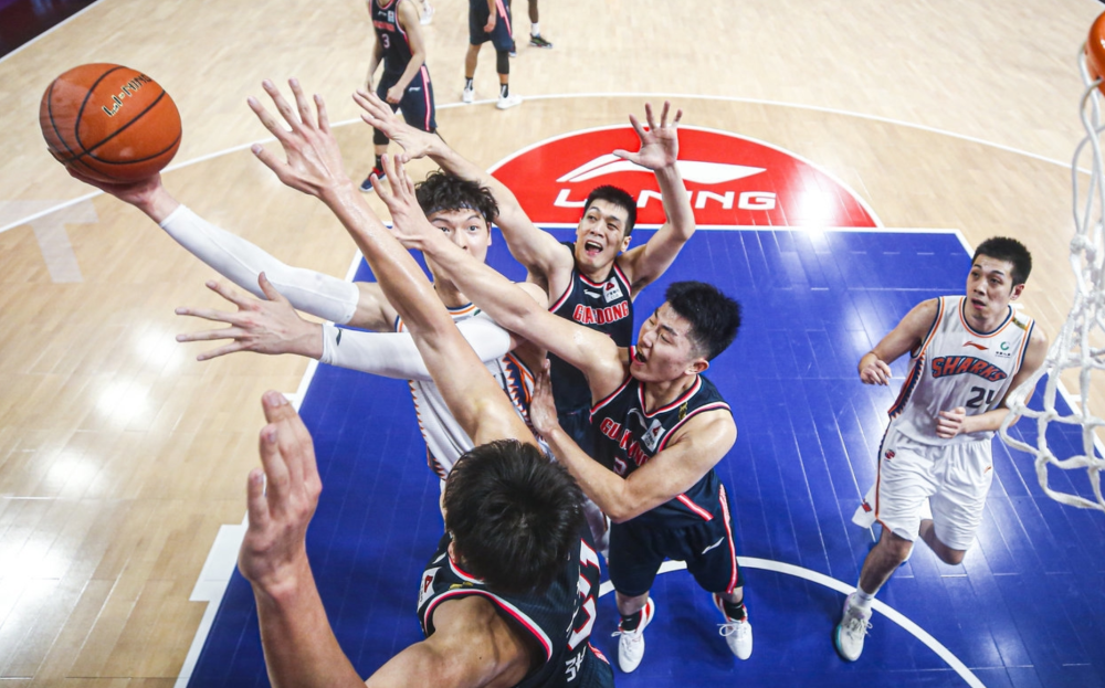 包含人队中锋再次破二十，带队轻松胜出的词条