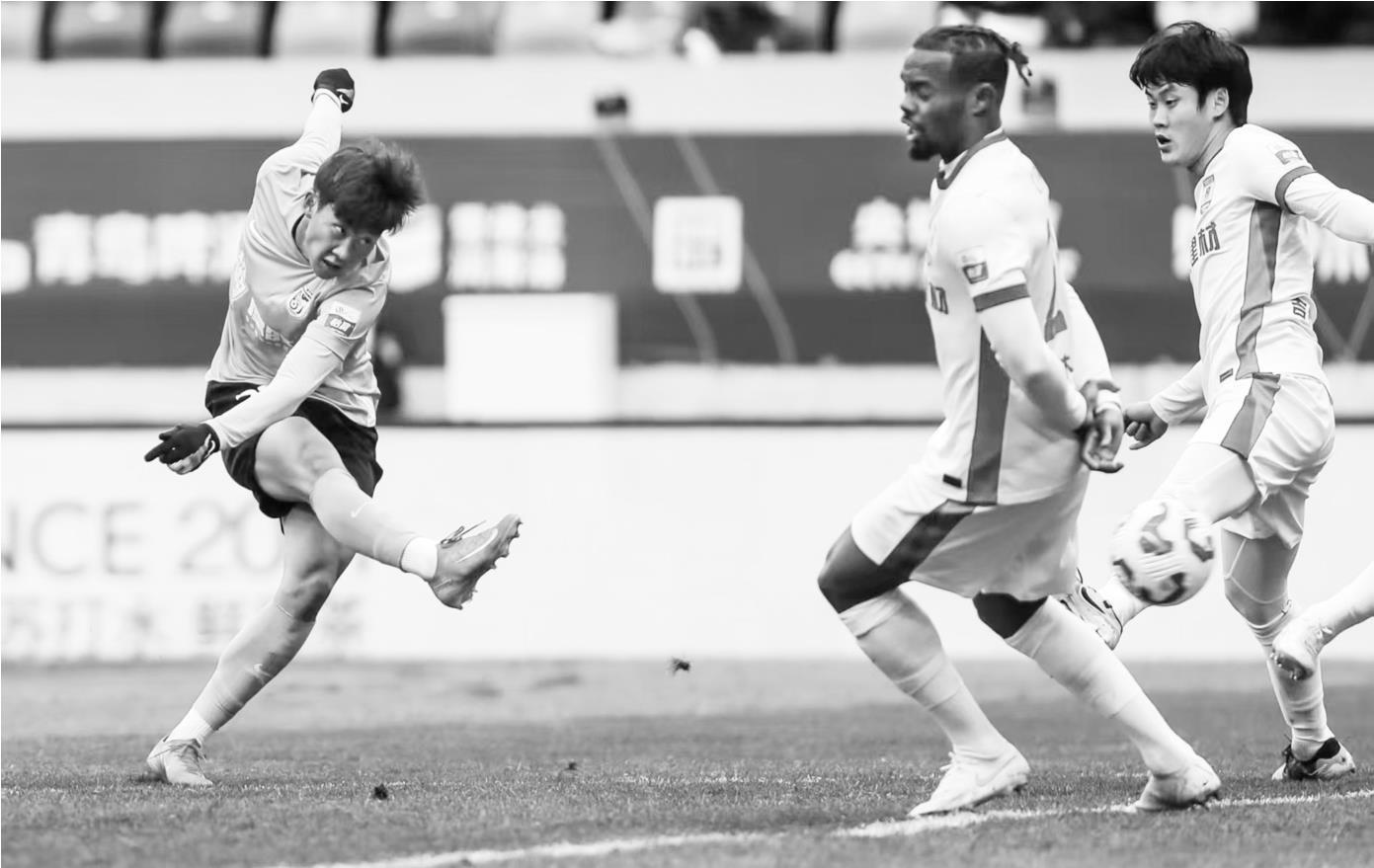 一名年轻球员在关键比赛中获得进球 一名年轻球员在关键比赛中获得进球