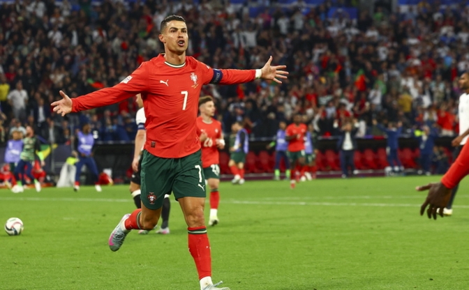 一名年轻球员在关键比赛中获得进球 一名年轻球员在关键比赛中获得进球