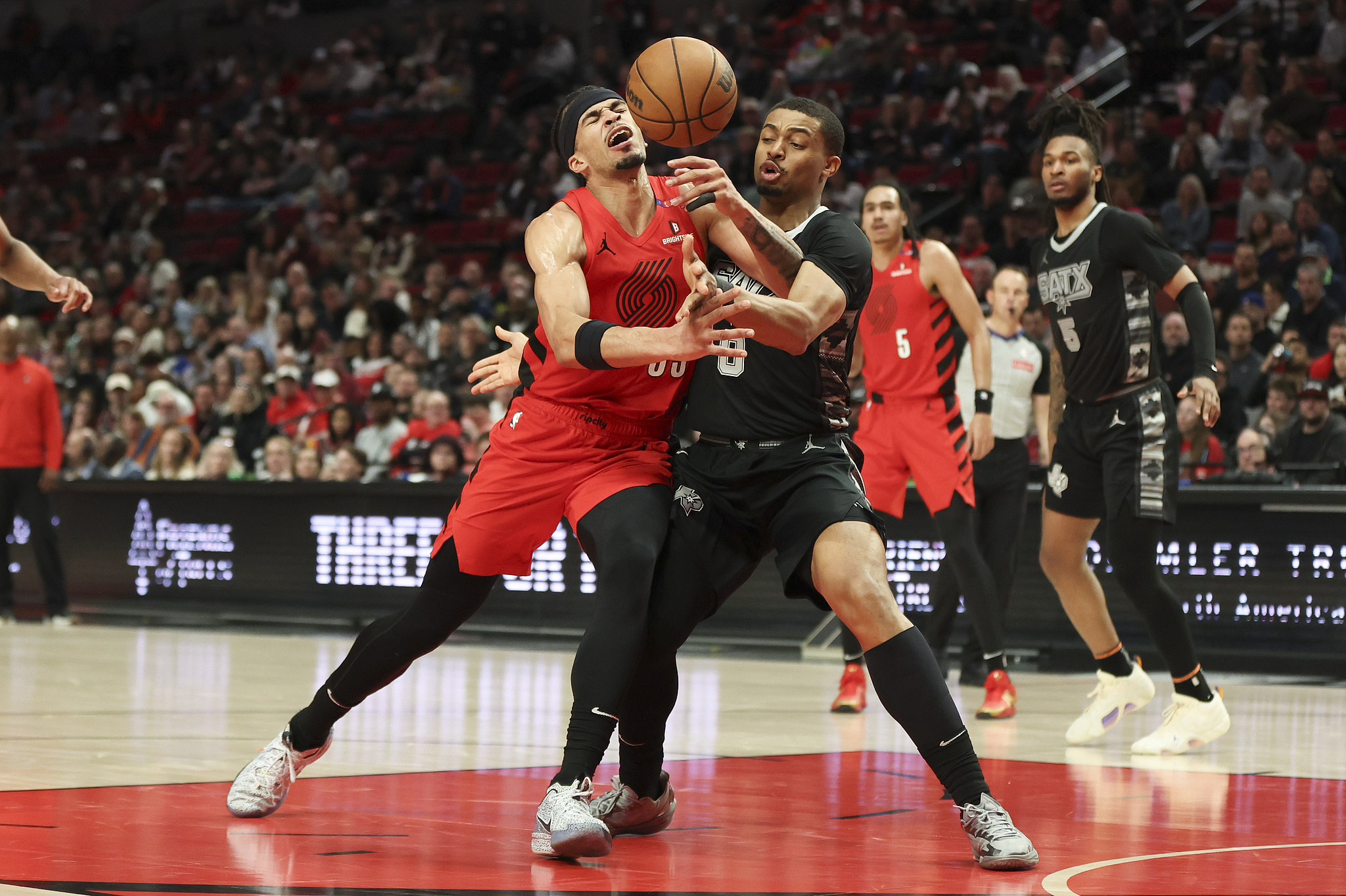 迅猛进攻!球员们的犀利进攻 迅猛进攻!球员们的犀利进攻