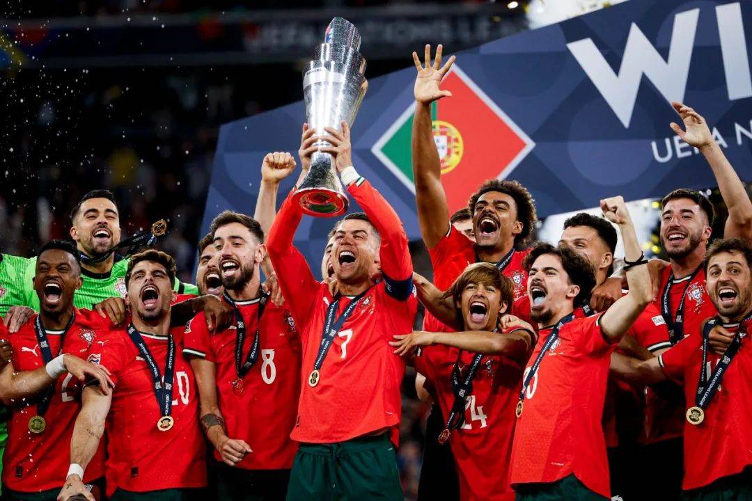 包含西班牙完胜拜仁,布鲁诺爆发神勇的词条 包含西班牙完胜拜仁,布鲁诺爆发神勇的词条