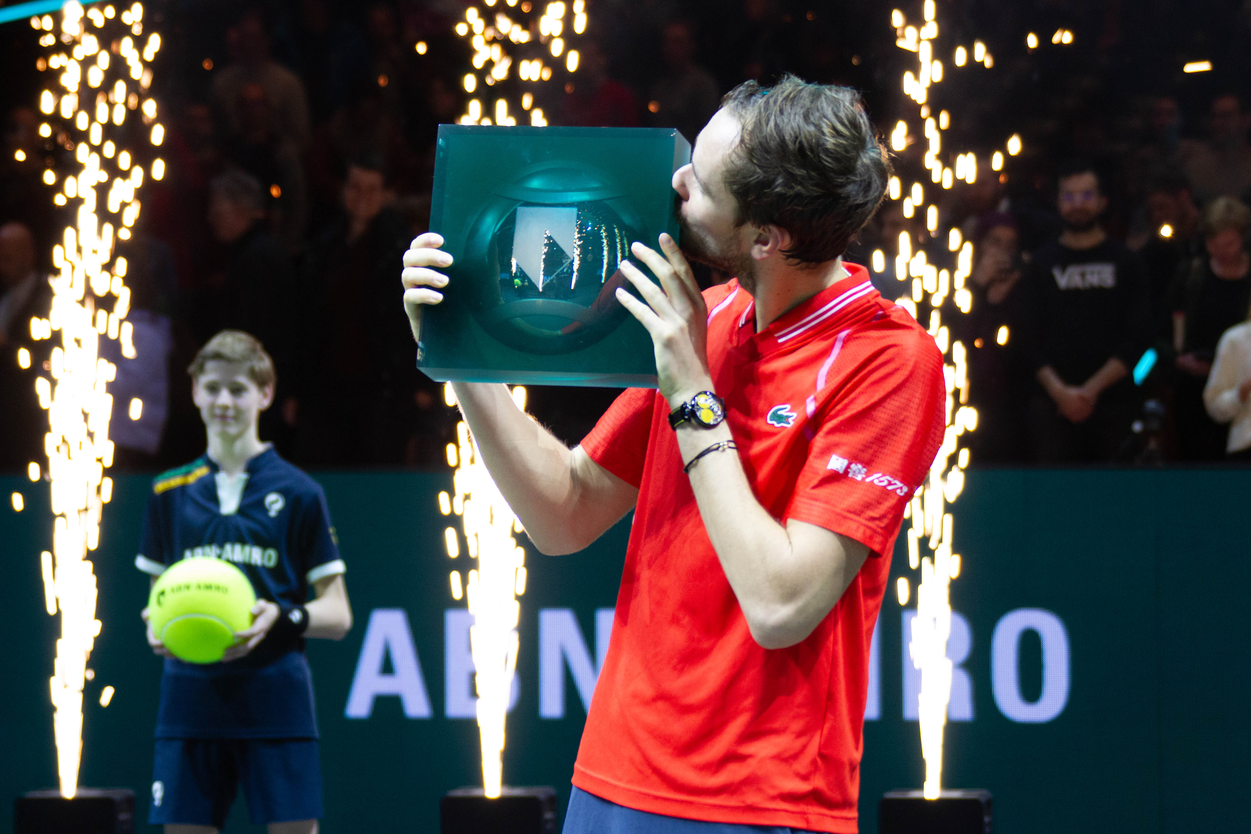 包含西班牙网球队翻盘日本网球队,梅德韦杰夫送出助攻的词条 包含西班牙网球队翻盘日本网球队,梅德韦杰夫送出助攻的词条