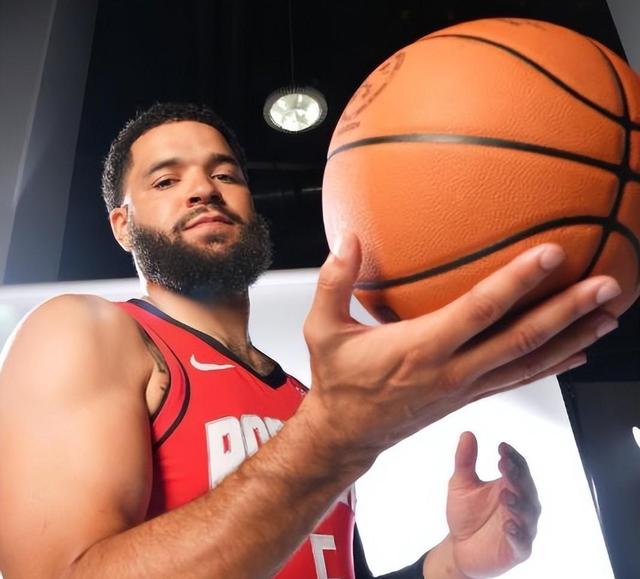 马刺险胜深圳队，范弗利特状态火热