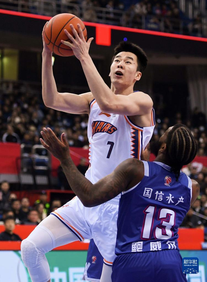 青岛队险胜上海队，霍勒迪点燃赛场